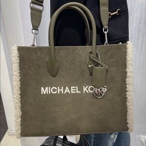 MICHAEL KORS Mirella Medium Suede and Faux Shearling Tote Bag
Olive 
NWT
M